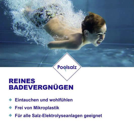 Eine junge Frau schwimmt unter Wasser in einem klaren, blauen Pool und sieht fröhlich aus. Der Text oben lautet „Salinen Poolsalz reines Siedesalz ohne Trennmittel | Sack (25 kg)“ und darunter sind deutsche Sätze über die Vorteile von Salz für Pools. Markenname: Salinen Austria AG