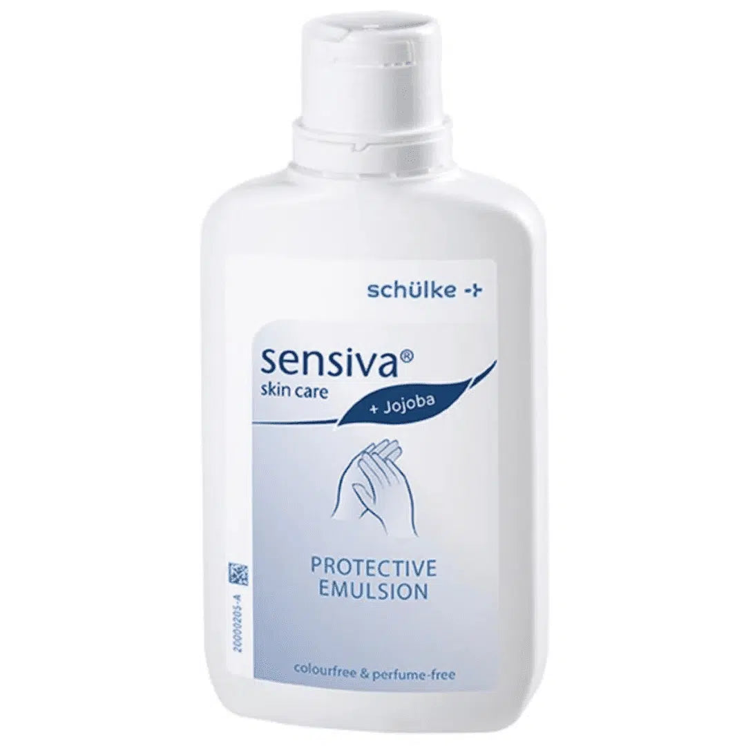 Eine weiße Flasche „Schülke sensiva® Schutzemulsion“ der Schülke & Mayr GmbH, beschriftet mit einem blau-weißen Design mit einem Handsymbol. Die Flasche ist farblos.
