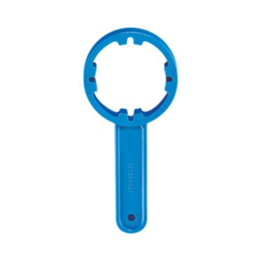 Ein blauer Schraubenschlüssel aus Kunststoff mit einer runden Öffnung an einem Ende und vier Kerben im Kreis. Der Griff ist flach und länglich und hat ein kleines Loch am Ende. Dieses robuste Werkzeug ist perfekt zum Öffnen von Kanistern geeignet und daher unverzichtbar für alle, die einen Schülke & Mayr GmbH Schülke Kanisterschlüssel für 5 + 10 l Kanister | Packung (1 Stück) verwenden.