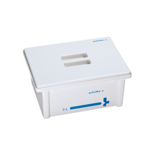 Ein weißer 3-Liter-Abfallbehälter mit Deckel und Einwurfschlitz der Marke Schülke & Mayr GmbH Wannen-System, der für die Entsorgung medizinischer Abfälle vorgesehen ist. Er ist mit dem Logo und einem blauen Kreuzsymbol versehen.