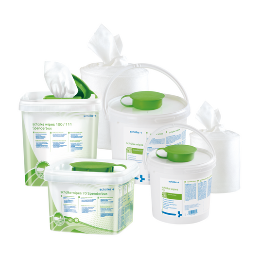 Verschiedene Behälter und Spender der Schülke & Mayr GmbH schülke wipes Feuchttücher zur Flächendesinfektion, inkl. Flächendesinfektionsmittel-Eimer, -Dosen und Nachfüllpackungen auf weißem Hintergrund. Jeder Behälter verfügt über eine