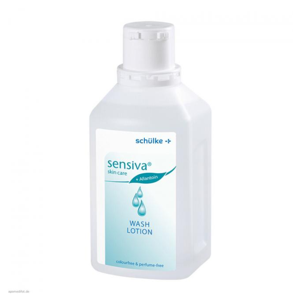 Eine weiße Plastikflasche der Sensiva® Waschlotion der Schülke & Mayr GmbH mit der Aufschrift „farbstoff- und parfümfrei“ und einem blau-weißen Etikett mit Tropfendesign.
