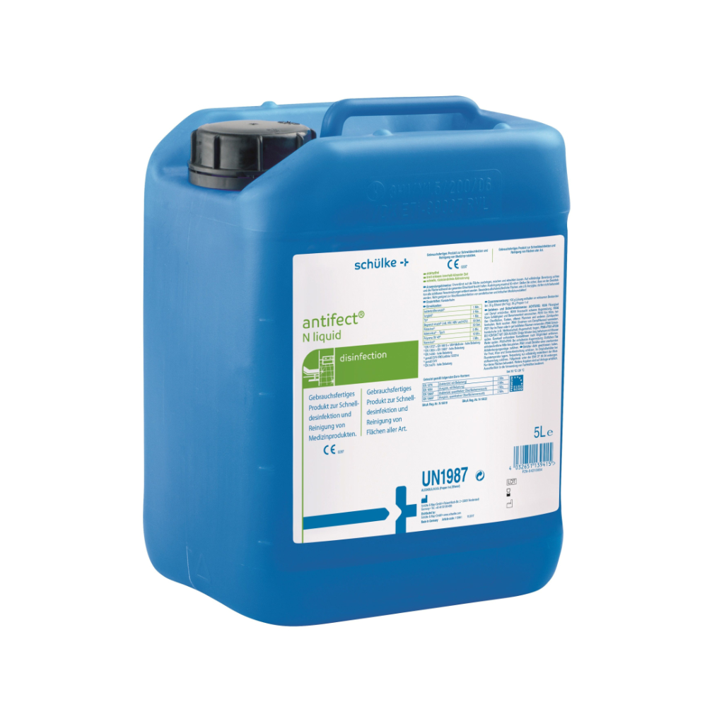 Ein 5-Liter-Kanister aus blauem Kunststoff mit Schülke antifect® N Flüssige Flächendesinfektion, einem Produkt der Schülke & Mayr GmbH, mit Etiketten und behördlichen Kennzeichnungen, darunter CE-Kennzeichnung und UN.