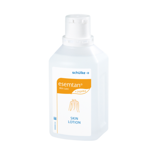 Eine weiße Plastikflasche mit esemtan® Hautlotion mit Jojoba von Schülke & Mayr GmbH, mit dem Logo von Schülke & Mayr GmbH in Blau und orangefarbenen Etiketten mit detaillierten Produktinformationen auf einem schlichten weißen Hintergrund.