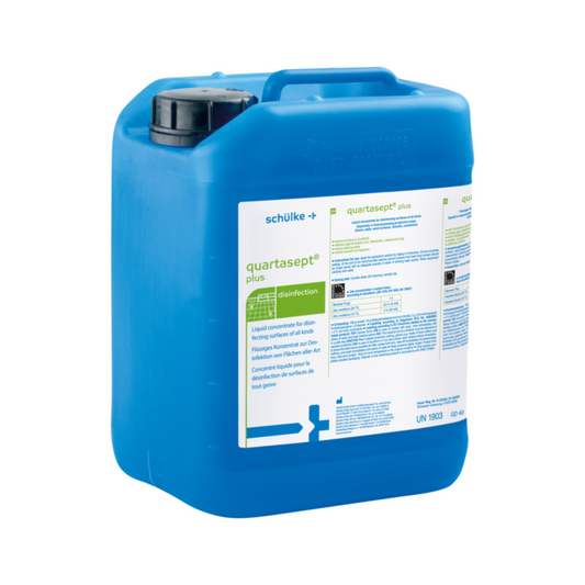 Blauer Kunststoffbehälter des Desinfektionsmittels quartasept® plus aldehydfrei der Schülke & Mayr GmbH mit Etikett mit detaillierten Produktinformationen, isoliert auf weißem Hintergrund.