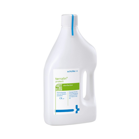 Eine weiße Plastikflasche mit Schülke terralin® protect Konzentrat zur Desinfektion und Reinigung der Schülke & Mayr GmbH, mit blauem Verschluss und Etikett, isoliert auf weißem Hintergrund.