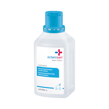 Eine durchsichtige Plastikflasche Schülke Octenisan Waschlotion der Schülke & Mayr GmbH mit blauem Verschluss und zweisprachigem Etikett steht aufrecht auf weißem Hintergrund, ideal für antiseptische Hautreinigung und hygienische Körperpflege.