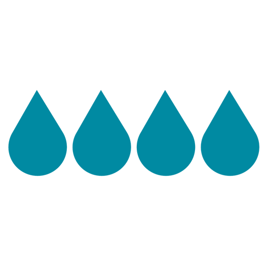 Vier blaue Wassertropfen, die in einer horizontalen Reihe auf schwarzem Hintergrund angeordnet sind.