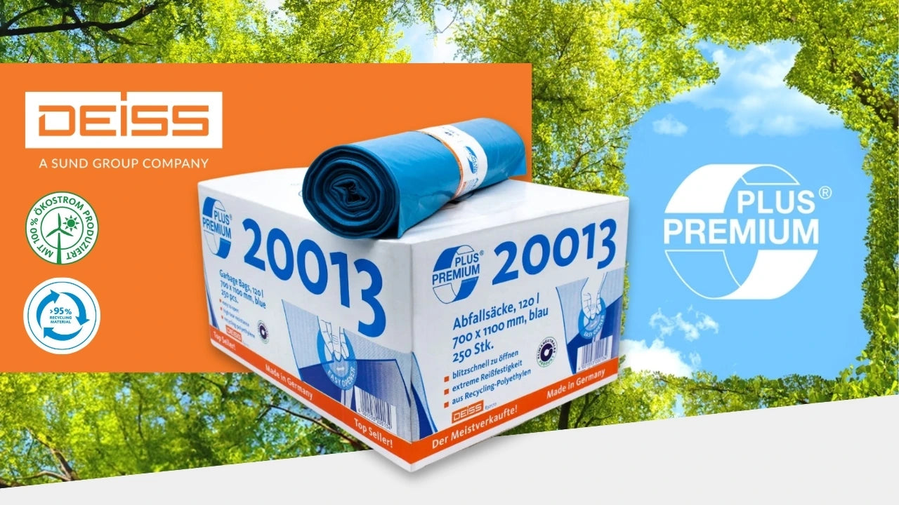 Werbegrafik eines blauen Abfallsacks der Marke DEISS (SUND Group). Links ist der aufgerollte Müllsack auf orangefarbenem Hintergrund zu sehen, darüber die Logos ‚100 % Ökostrom produziert‘ und ‚95 % Recyclingmaterial‘. Rechts befindet sich das PLUS-Premium-Logo vor blauem Himmel und grünen Baumkronen, die einen Kreis bilden.