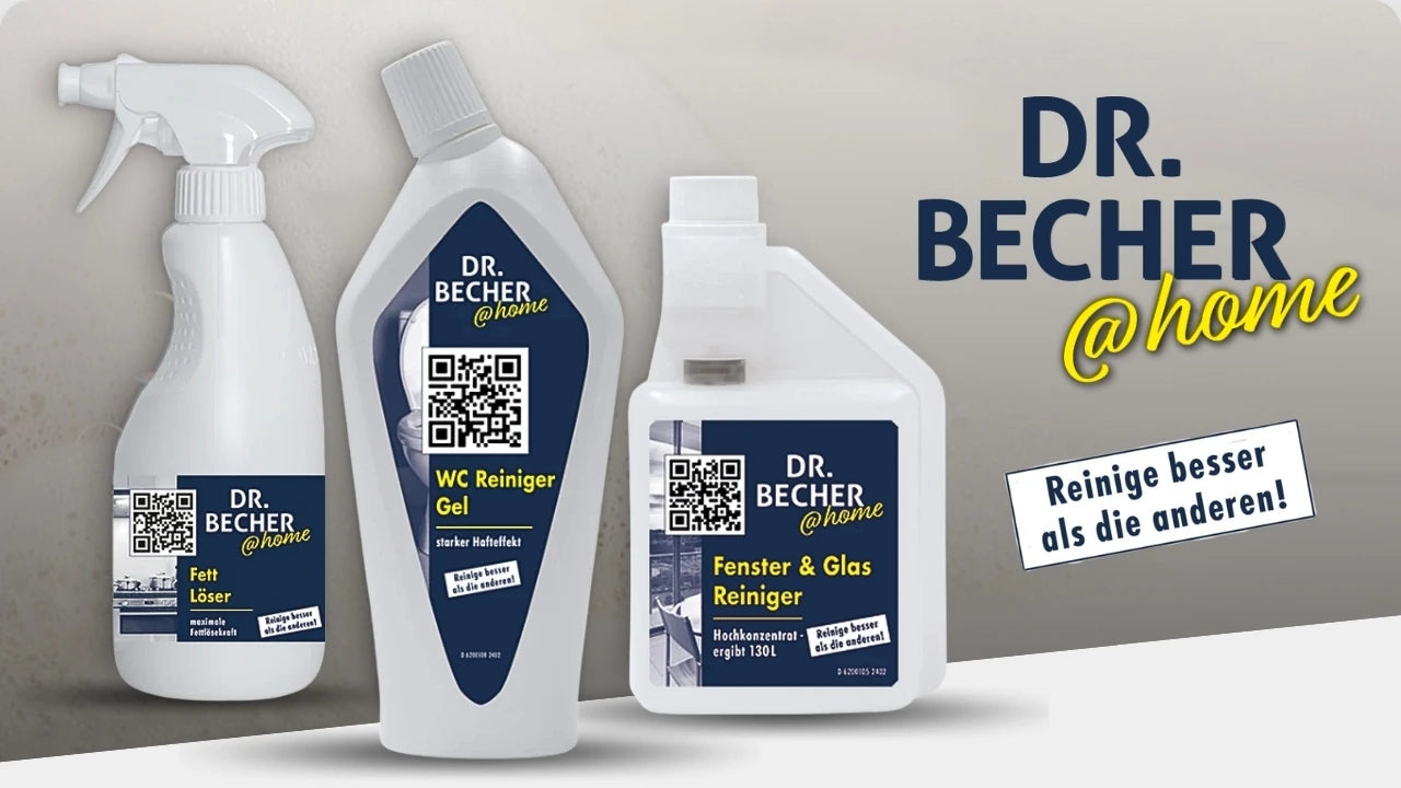 Drei weiße Reinigungsprodukte der Marke ‘Dr. Becher @home’ vor hellem Hintergrund: links ein Fettlöser in einer Sprühflasche, in der Mitte ein WC-Reiniger-Gel in einer Flasche mit schrägem Hals und rechts ein Fenster- und Glasreiniger in einem Kanister. Auf allen Etiketten ist ein QR-Code abgebildet. Rechts daneben steht der Schriftzug ‘Dr. Becher @home’ sowie der Slogan ‘Reinige besser als die anderen!’.