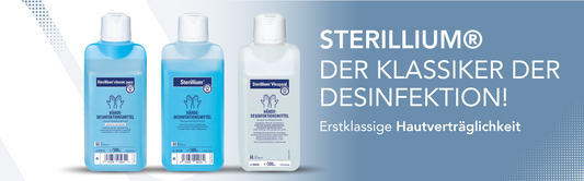 Bild von drei Flaschen Desinfektionsmittel der Marke Sterillium mit deutschem Text. Der Text lautet: „STERILLIUM – DER KLASSIKER DER DESINFEKTION! Erstklassige Hautverträglichkeit.“ Übersetzung ins Englische: „STERILLIUM – DER KLASSIKER DER DESINFEKTION! Erstklassige Hautverträglichkeit.“