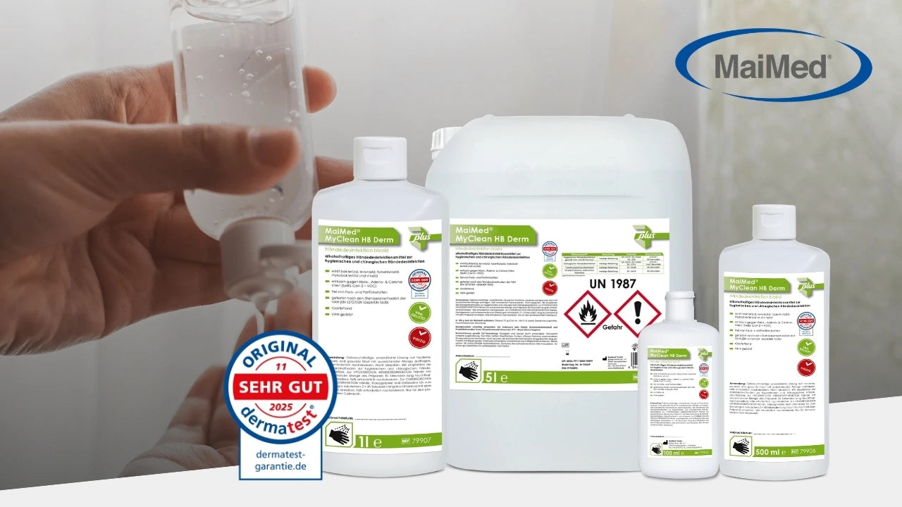 Werbebild für das Handdesinfektionsmittel „MaiMed MyClean HB Derm“: Im Vordergrund hält eine Hand eine transparente Flip-Top-Flasche mit Gel. Daneben stehen mehrere Gebinde des Produkts in verschiedenen Größen, darunter eine 100-ml-, 500-ml-, 1-l- und 5-l-Verpackung. Auf den Etiketten sind Produktname, Gefahrenhinweise und Prüfsiegel zu sehen. Oben rechts befindet sich das MaiMed-Logo, unten links ein „Dermatest Sehr Gut 2025“-Siegel.