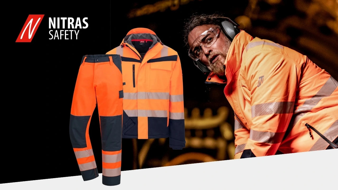 Werbebanner von NITRAS SAFETY mit orangefarbener Warnschutzkleidung. Links sind eine Warnschutzhose und eine Warnschutzjacke abgebildet, rechts trägt ein Arbeiter Schutzbrille, Gehörschutz und orangefarbene Warnschutzjacke in einer industriellen Umgebung.