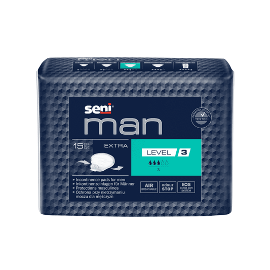 Eine Packung Seni Man Extra Level 3 Inkontinenzeinlage Packung (15 Stück) der TZMO Deutschland GmbH für Männer mit 15 Einlagen pro Packung in blauem Farbschema und der Behauptung, sie sollen Geruchskontrolle und verbesserte Luftzirkulation bieten.