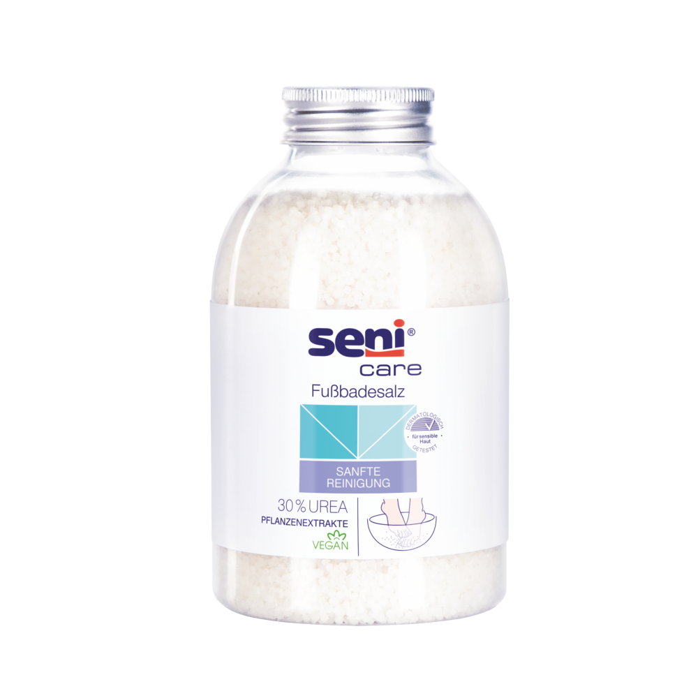 A clear jar with a silver lid contains white clearance items: Seni Care bath salt for relaxing foot baths (400g) from TZMO Deutschland GmbH. The label says 30% urea, vegan formula, gentle cleansing, and plant extracts for relaxing foot baths.