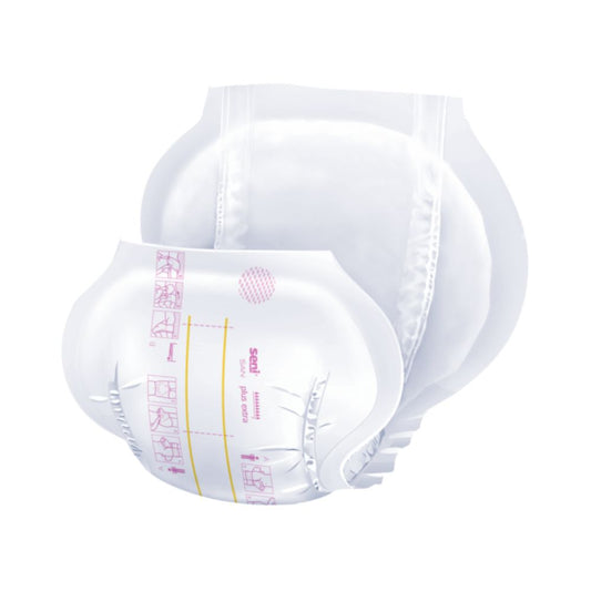 Zwei Seni San Plus Extra Einwegwindeln, eine vollständig sichtbar und eine teilweise darüberliegend, beide mit Babygrößen und Inkontinenzvorlage-Designs, isoliert auf weißem Hintergrund.