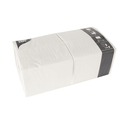 Eine rechteckige Packung PAPSTAR 250 Servietten, 3-lagig 1/8-Falz der PAPSTAR GmbH misst 33 x 33 cm und ist in durchsichtigem Kunststoff mit einem schwarz-weißen Etikett an einem Ende verpackt.