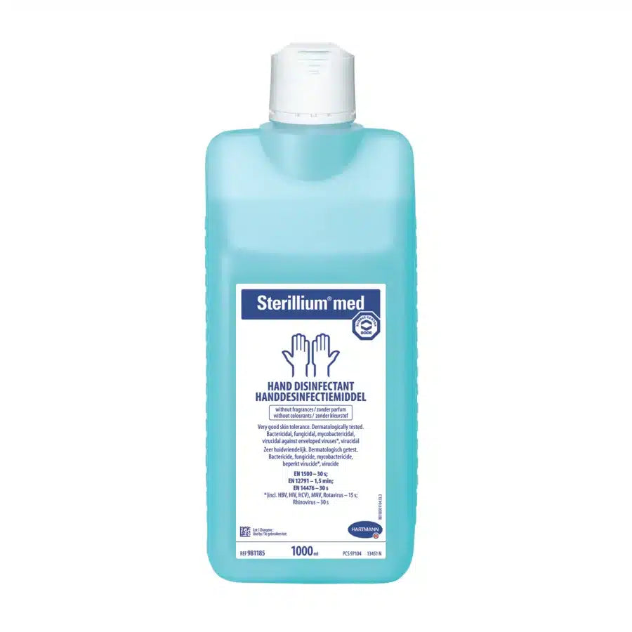Eine Plastikflasche Sterillium® med Händedesinfektionsmittel der Paul Hartmann AG, hellblau, enthält 1000 ml flüssiges Desinfektionsmittel. Das Etikett ist weiß mit Text und Logo in Blau.