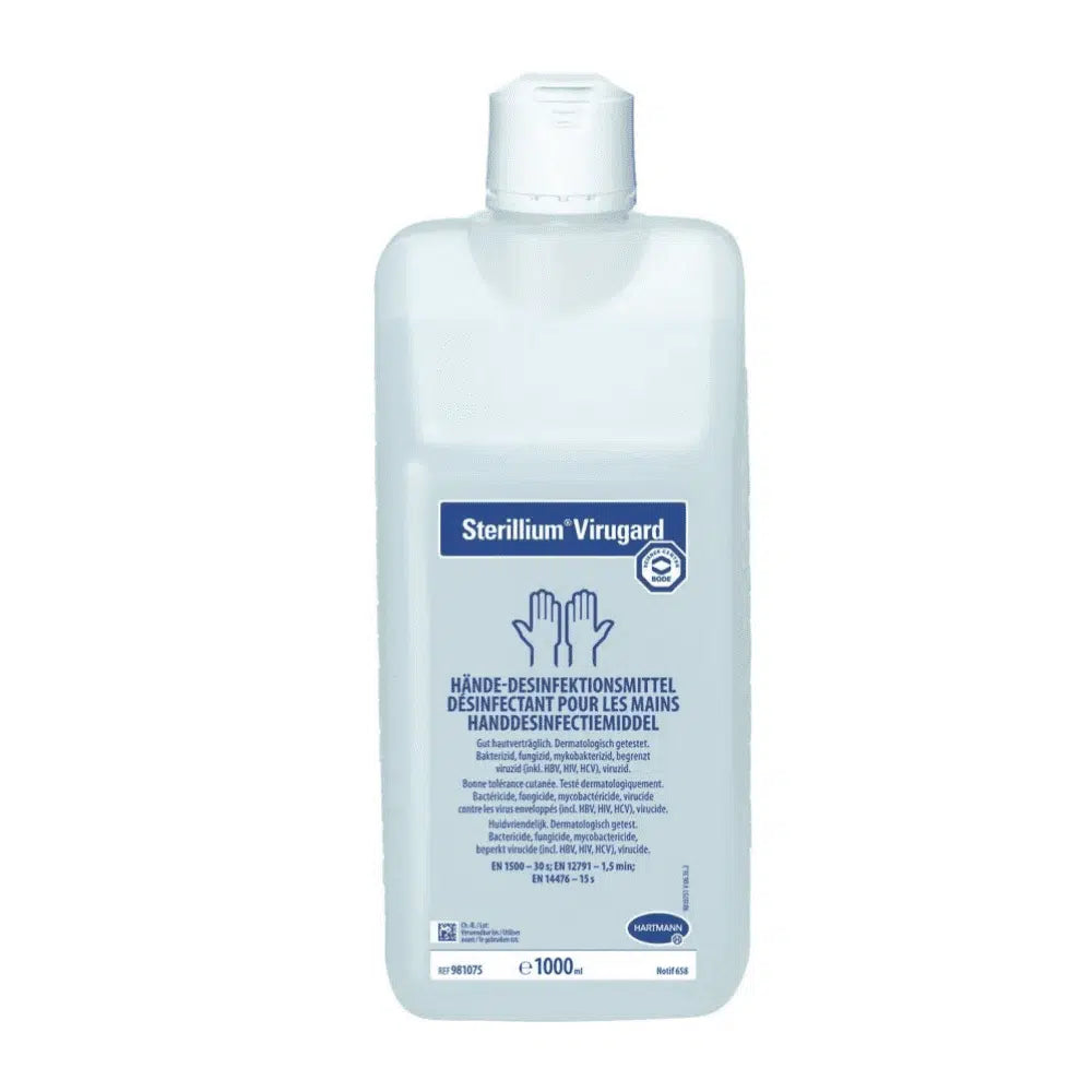 Eine Flasche BODE Sterillium® Virugard Händedesinfektionsmittel, weiß mit blauer Schrift, aufrecht stehend, mit Produktdetails in mehreren Sprachen auf dem Etikett, von der Paul Hartmann AG.
