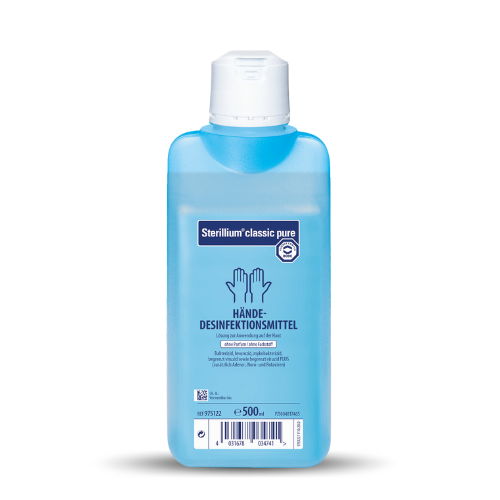 Abgebildet ist eine blaue Kunststoffflasche mit Sterillium Classic Pure Händedesinfektionsmittel mit weißem Verschluss. Auf dem Etikett sind Produktinformationen und eine Grafik von zwei Händen abgebildet. Die Flasche enthält 500 ml der Desinfektionslösung.