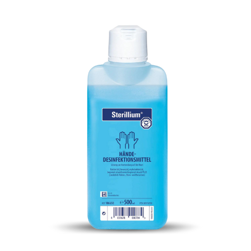 Eine blaue Flasche Sterillium-Händedesinfektionsmittel mit der Aufschrift „Hände-Desinfektionsmittel“ auf Deutsch. Die Flasche hat einen weißen Verschluss und ein weißes Etikett mit blauem Text und Symbolen von zwei Händen. Das Fassungsvermögen beträgt 500 ml, wie unten auf dem Etikett angegeben.