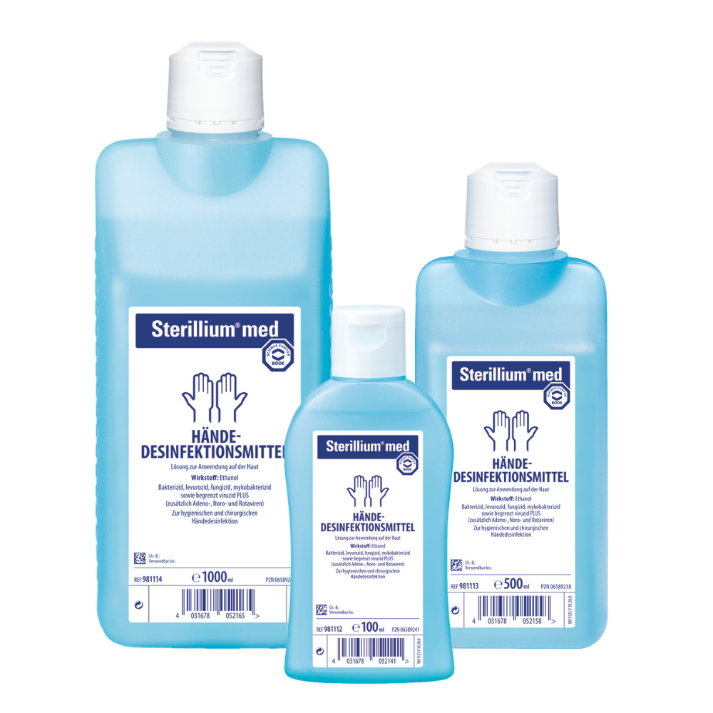 Drei Flaschen Sterillium® med Händedesinfektionsmittel auf Ethanolbasis in verschiedenen Größen mit deutscher Beschriftung. Die Flaschen sind durchscheinend blau mit weißen Verschlüssen und Etiketten mit medizinischen Symbolen. Das Produkt wird von der Paul Hartmann AG hergestellt.