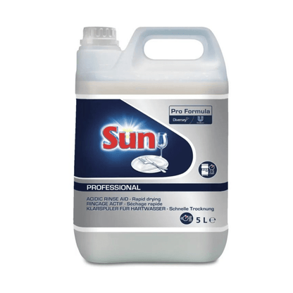 Image of a 5-liter jug labeled "SUN Professional Rinse Aid for Hard Water" by Diversey Deutschland GmbH & Co. OHG, with acidic rinse aid to prevent lime deposits. Ideal for commercial dishwashers, it ensures quick drying and is perfect for hard water. The jug features a handle and a spout, as well as multilingual text.