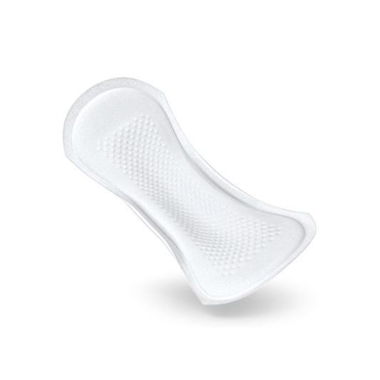 Eine TENA Comfort Mini Extra Inkontinenzvorlage | Packung (30 Stück) Damenbinde mit strukturierter, konturierter Oberfläche. Die Binde hat entlang ihrer Länge eine leichte Krümmung, die für Komfort und Saugfähigkeit ausgelegt ist, ideal für diejenigen, die mit Blasenschwäche zu kämpfen haben. Sie ist auf einem schlichten weißen Hintergrund abgebildet.