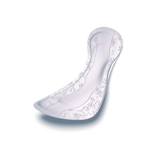 Eine einzelne TENA Lady Discreet Maxi Night Inkontinenzeinlage mit konturierter Form, strukturierter Oberfläche und floralem Designmuster, ideal bei starker Blasenschwäche. Die Einlage ist auf einem schlichten weißen Hintergrund abgebildet.