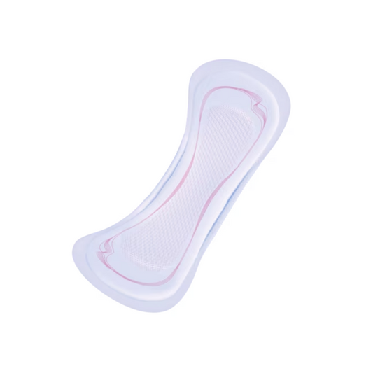 Eine Nahaufnahme einer TENA Lady Normal Slipeinlage für die Menstruationshygiene und Blasenschwäche. Die Einlage hat eine längliche Form und ist mit hellrosa Rändern eingefasst. Die Oberfläche weist ein strukturiertes Muster zur Absorption auf. Der Hintergrund ist schlicht weiß.
