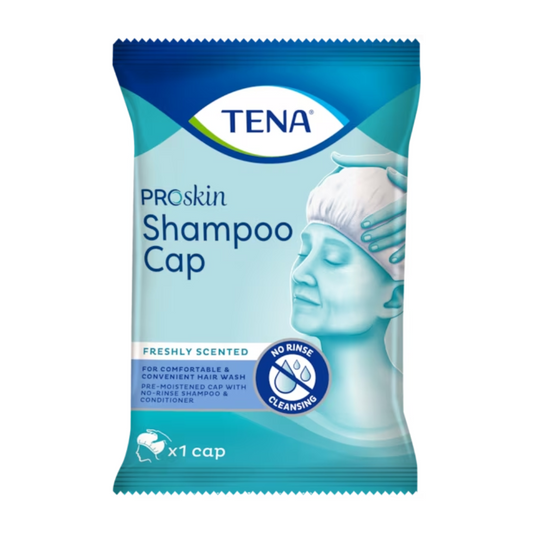 Die Verpackung der TENA ProSkin Shampoo Cap Waschhaube ist hellblau mit einem weißen Bild einer Person, deren Kopf von einer anderen Person gewaschen wird. Der Text hebt hervor, dass diese praktische und komfortable Haarwäschelösung frisch parfümiert, vorgefeuchtet ist und ein Reinigungserlebnis ohne Ausspülen bietet. Enthält eine Einweg-Waschhaube.