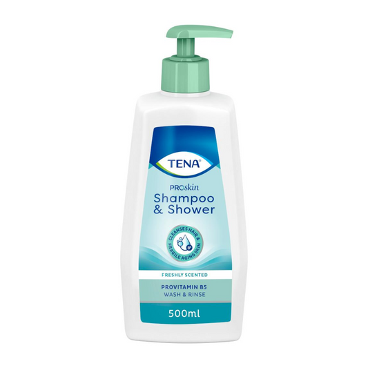 Eine weiße Pumpflasche TENA ProSkin Shampoo & Shower von TENA mit grünem Pumpverschluss, fasst 500 ml. Auf dem blau-weißen Etikett steht „Freshly Scented“ und „Provitamin B5 Wash & Rinse“. Geeignet für empfindliche Haut.
