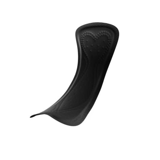 Eine TENA Silhouette Noir Mini Slipeinlage, schwarz | Packung (18 Stück) mit strukturiertem Design, mit einem erhabenen herzförmigen Muster in der Mitte. Das Pad ist gebogen, was seine Flexibilität und ergonomische Form zeigt. Es wurde für Dreifachschutz entwickelt und bietet dem Benutzer Komfort und Schutz. Weißer Hintergrund.