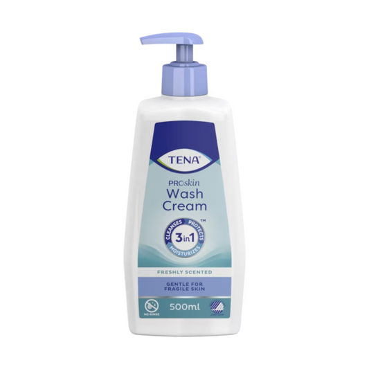 Eine 500-ml-Flasche TENA Wash Cream Hautpflege 3in1 mit blauem Pumpspender. Das Etikett weist darauf hin, dass es sich um ein 3-in-1-Hautpflegeprodukt handelt, das reinigt, schützt und Feuchtigkeit spendet, frisch duftet und sanft zu empfindlicher Haut ist.