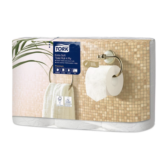 Eine TORK-Markenpackung mit Tork 110406 extra weichem Kleinrollen Toilettenpapier Premium T4 4-lagig | Karton (7 Packungen) wird angezeigt. Die Verpackung zeigt ein Badezimmer mit einer mosaikgefliesten Wand, einem montierten Toilettenpapierhalter mit einer Rolle luxuriösem Toilettenpapier und einem Handtuch auf einem Ringhalter.