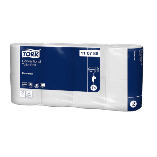 Ein Paket mit der Aufschrift „Tork 110789 Kleinrollen-Toilettenpapier Universal T4 2-lagig 30m | Karton (64 Rollen).“ Es enthält mehrere Rollen 2-lagiges Toilettenpapier, eingewickelt in durchsichtiges Plastik. Das Paket ist überwiegend blau und weiß und mit verschiedenen aufgedruckten Symbolen und Produktdetails versehen.