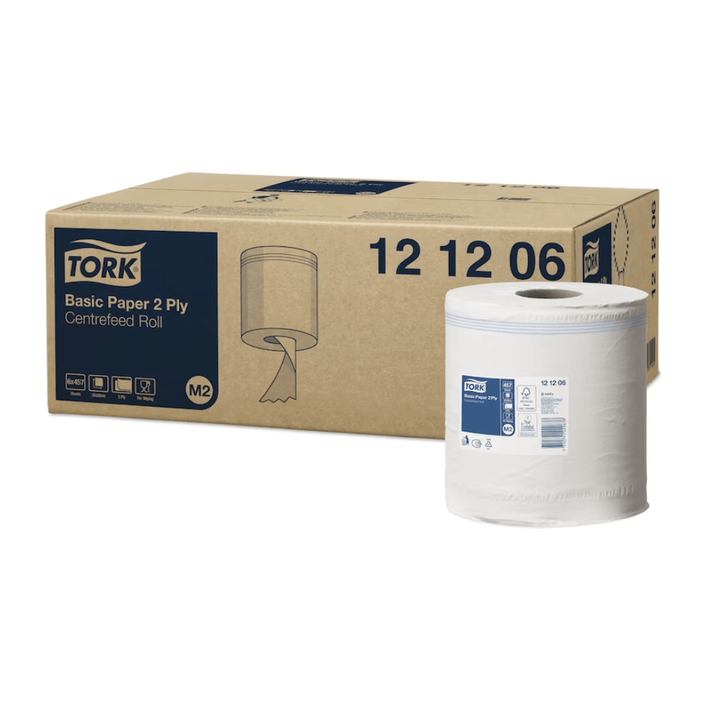 Ein großer Karton mit der Aufschrift „Tork 121206 Standard-Papierwischtücher Universal M2 2-lagig | Karton (6 Rollen)“ von TORK – Essity Professional Hygiene Germany GmbH steht neben einer einzelnen weißen Papierrolle. Die Verpackung zeigt Produktdetails, zeigt eine Abbildung einer Rolle und hebt das zweilagige Design des Universal M2 für vielseitige Reinigungsanforderungen hervor.