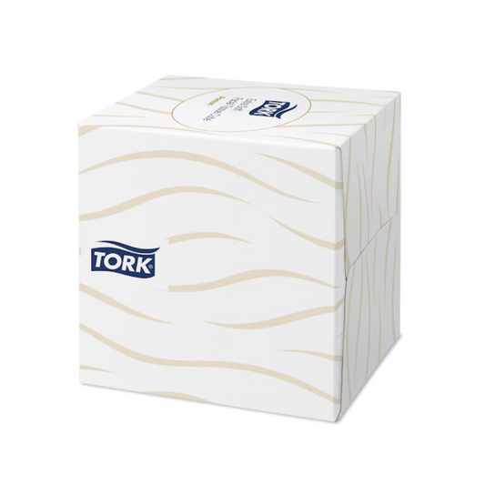 Eine quadratische Tork-Taschentuchbox mit weißem Hintergrund und beigen Wellenlinien, mit TORK 140278 Tork extra weiche Kosmetiktücher im Spenderwürfel | Karton (30 Packungen). Das TORK-Logo ist auf einer Seite der Box in Blau und Weiß abgebildet.