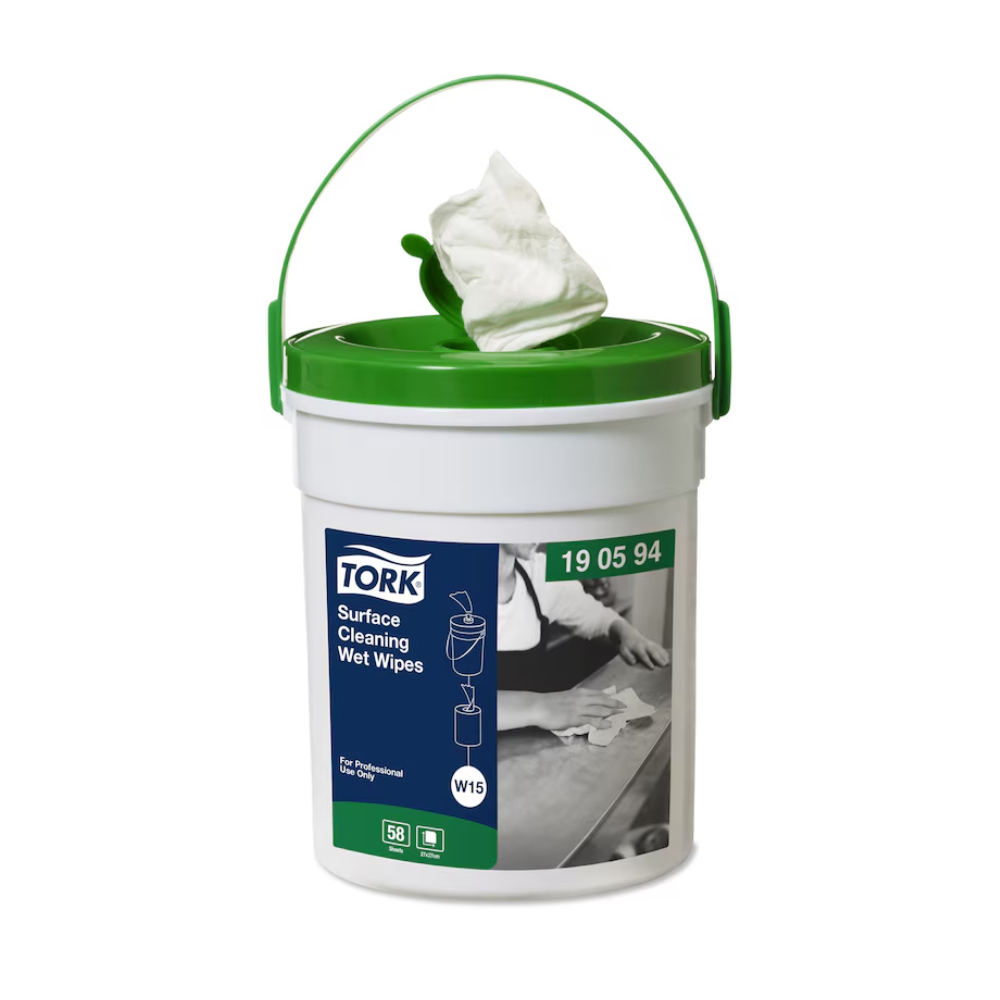 Ein grün-weißer TORK - Essity Professional Hygiene Germany GmbH Behälter mit Griff fasst die Tork 190594 feuchte Oberflächenreinigungstücher Premium W15 für eine effiziente Oberflächenreinigung. Aus dem Deckel ragt ein Wischtuch hervor, und auf dem Etikett sind Hände abgebildet, die eine Oberfläche abwischen, mit der Aufschrift „For Professional“ und „W15“, was auf die Premium-Qualität hinweist.