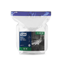 Eine Packung Tork 190692 Feuchte Handreinigungstücher Nachfüllung Premium W14 1-lagig wird ausgestellt. Die transparente Verpackung zeigt ein blau-weißes Etikett von TORK – Essity Professional Hygiene Germany GmbH, das die Premium-Reinigungsanweisungen und die Markenidentität hervorhebt. Sie ist oben versiegelt und enthält 58 Tücher, die Öl und Schmutz effektiv entfernen.