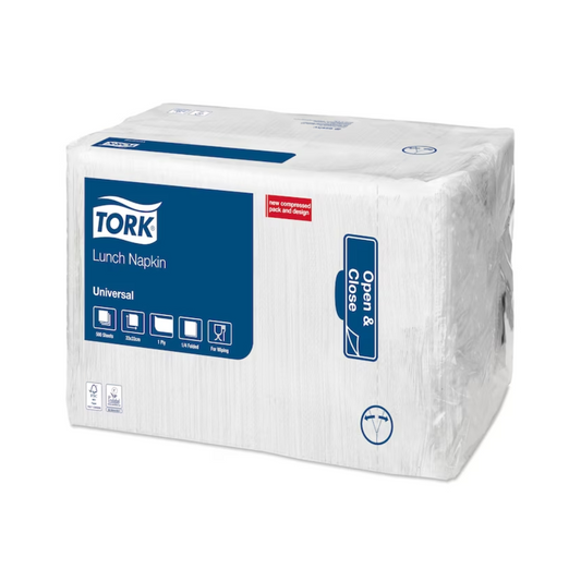 Eine in Kunststoff verpackte Packung der Marke TORK Tork 509300 Lunchserviette Weiß Universal 1-lagig | Karton (8 Packungen). Die für industrielle Kompostierbarkeit konzipierte Verpackung ist weiß mit blauen und roten Etiketten mit dem TORK-Logo, Produktinformationen und einer „Open & Close“-Klappe zum Entnehmen von Servietten. Ideal für Schnellrestaurants und Imbissen.