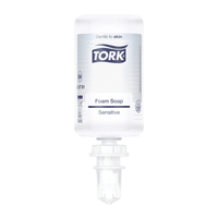 Die Tork 520701 Sensitive Hand-Schaumseife Premium S4 (1000 ml) von TORK – Essity Professional Hygiene Germany GmbH wird in einer transparenten Flasche mit Bodenspender geliefert. Auf dem Etikett stehen die Aufschriften „Sanft zur Haut“, „Schaumseife“, „Sensitiv“ und sie ist ECARF-zertifiziert.