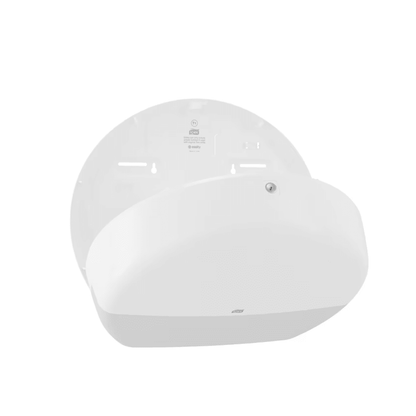 Der Tork 554000 Spender für Jumbo-Toilettenpapier Elevation T1, der für Waschräume mit hoher Besucherfrequenz konzipiert wurde, ist ein weißer, wandmontierter Spender mit abgerundeter Abdeckung. Der Spender ist offen dargestellt, um sein Innenfach zu zeigen, das Kerben und Löcher für eine einfache Installation aufweist. Er ist eine ausgezeichnete Wahl für die effiziente Handhabung von Jumbo-Toilettenpapier.