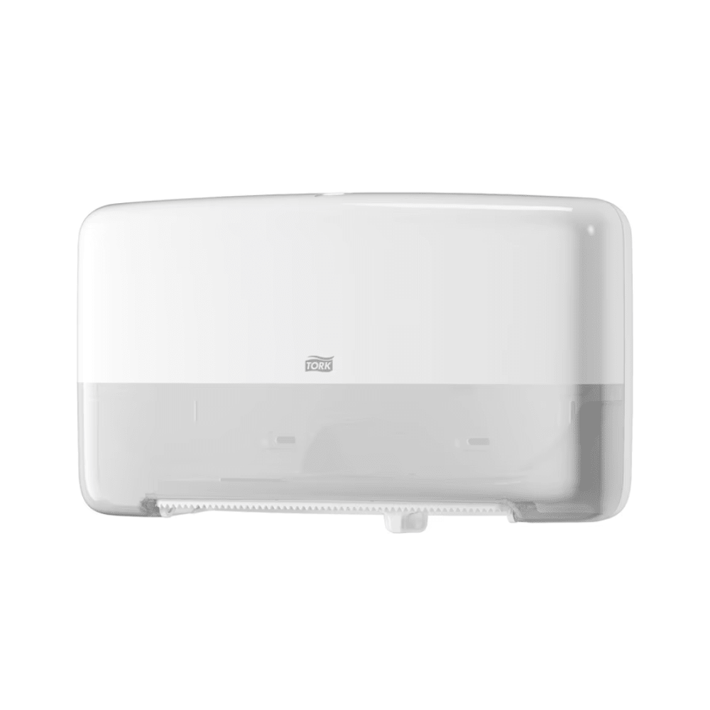 Der Tork 555500 Doppelrollenspender für Mini Jumbo Toilettenpapier T2 von TORK – Essity Professional Hygiene Germany GmbH verfügt über einen transparenten unteren Bereich, der eine einfache Kontrolle der Rolle im Inneren ermöglicht. Sein schlankes Design umfasst ein kleines Logo auf der Vorderseite und eine gezackte Kante zum bequemen Abreißen von Papiertüchern.