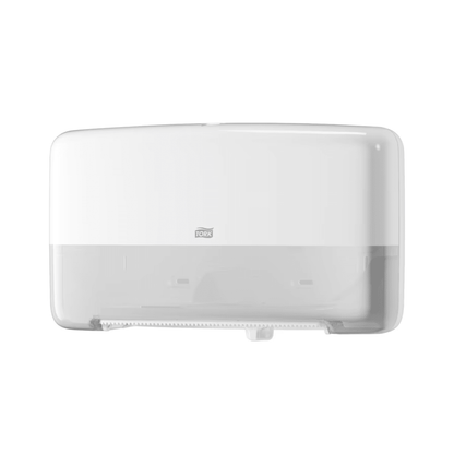 Der Tork 555500 Doppelrollenspender für Mini Jumbo Toilettenpapier T2 von TORK – Essity Professional Hygiene Germany GmbH verfügt über einen transparenten unteren Bereich, der eine einfache Kontrolle der Rolle im Inneren ermöglicht. Sein schlankes Design umfasst ein kleines Logo auf der Vorderseite und eine gezackte Kante zum bequemen Abreißen von Papiertüchern.