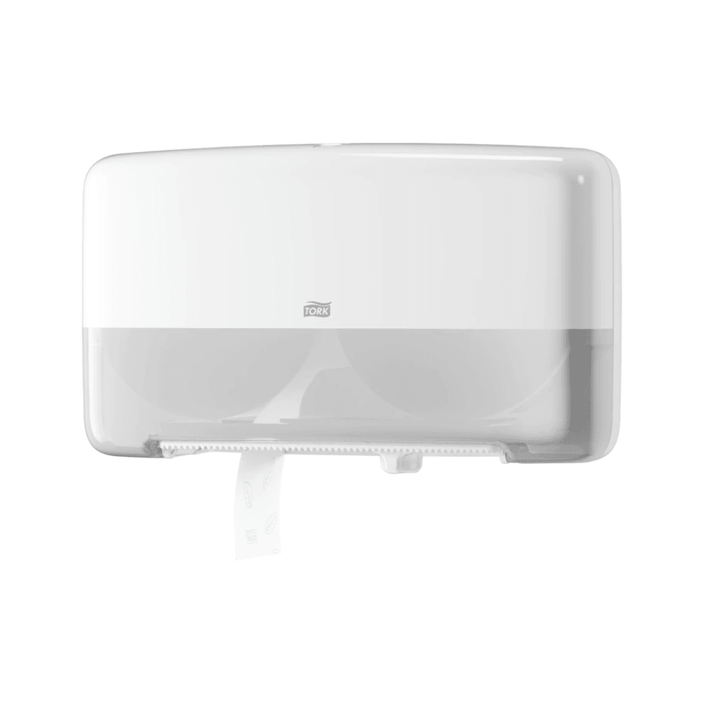 Der Tork 555500 Doppelrollenspender für Mini Jumbo Toilettenpapier T2 von Essity Professional Hygiene Germany GmbH ist ein stilvoller und funktionaler weißer Spender zur Wandmontage mit transparentem Unterteil für zwei Rollen. Eine kleine Portion Toilettenpapier hängt von vorne herunter, was sowohl Eleganz als auch Funktionalität verleiht.