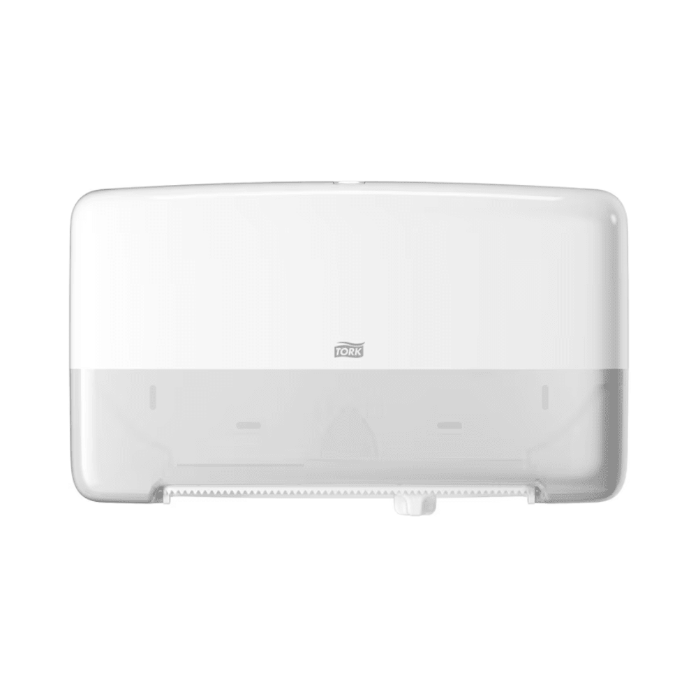 Ein wandmontierter Papierhandtuchspender mit transparentem Abschnitt zur einfachen Betrachtung des Inhalts, der dem schlanken Design des Tork 555500 Doppelrollenspenders für Mini Jumbo Toilettenpapier T2 ähnelt. Dieses Produkt hat eine rechteckige Form mit horizontaler Ausrichtung und einem kleinen Logo in der Mitte.