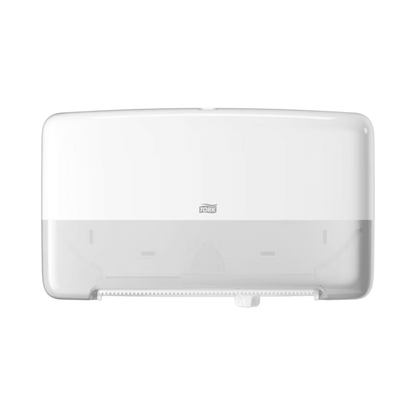 Ein wandmontierter Papierhandtuchspender mit transparentem Abschnitt zur einfachen Betrachtung des Inhalts, der dem schlanken Design des Tork 555500 Doppelrollenspenders für Mini Jumbo Toilettenpapier T2 ähnelt. Dieses Produkt hat eine rechteckige Form mit horizontaler Ausrichtung und einem kleinen Logo in der Mitte.