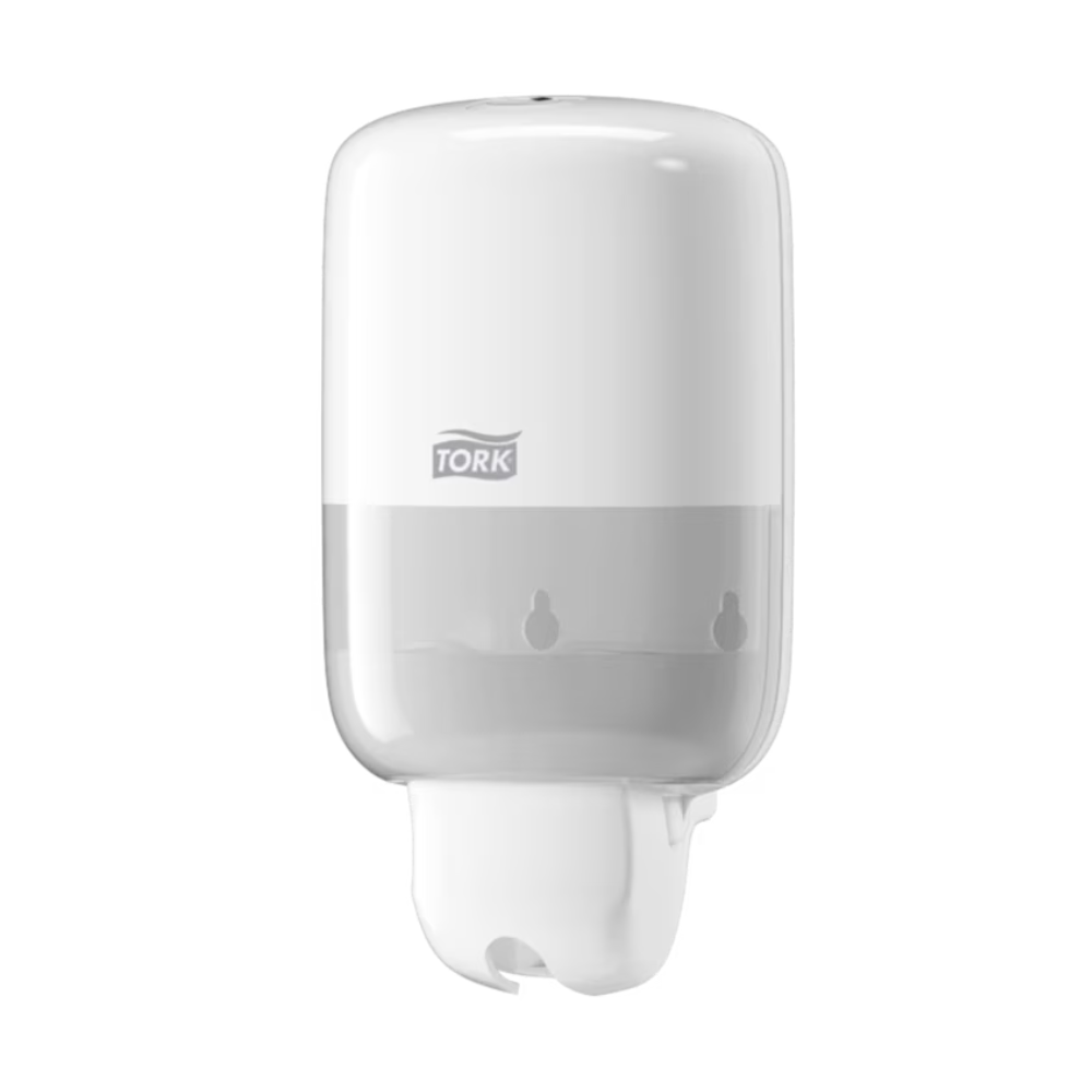 Der Tork 561000 Mini Spender von TORK - Essity Professional Hygiene Germany GmbH ist ein eleganter, weißer Spender zur Wandmontage für Flüssigseife aus der Elevation S2-Serie. Das auffällige „Tork“-Branding unterstreicht seine moderne Ästhetik und verbindet Funktionalität mit stilvollem Design.