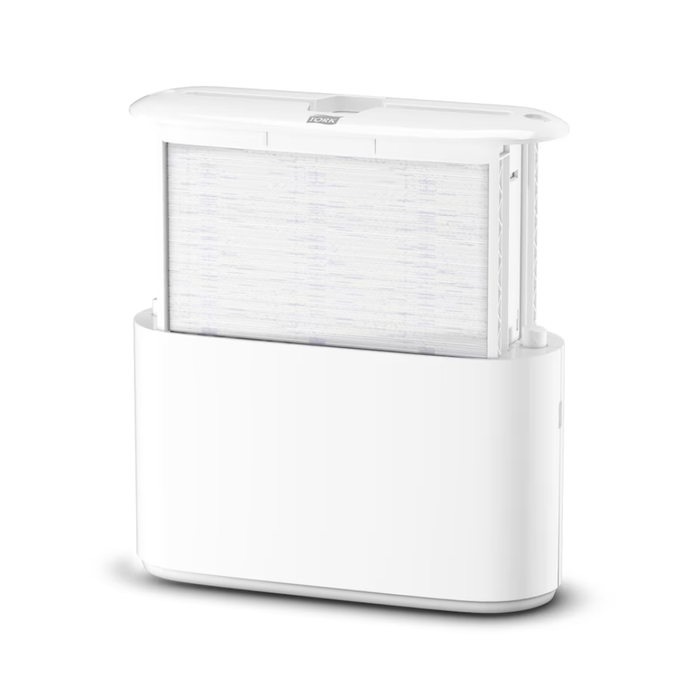 Der Tork Xpress® 552200 Tischspender für Multifold-Handtücher Elevation H2 von TORK - Essity Professional Hygiene Germany GmbH besticht durch ein schlankes, minimalistisches Design mit einem sichtbaren, in den Sockel integrierten Filter. Der vertikal positionierte Filter verbessert die Gesamtästhetik und die Oberseite ist leicht geöffnet, um seine effiziente Funktionalität zu demonstrieren.